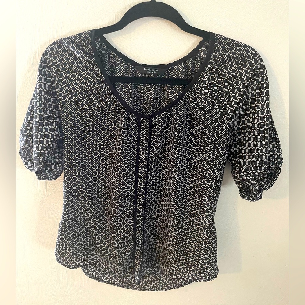 Brody Myles Collection Medium Short Sleeve Blouse black & white button down